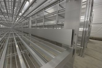 Алюминиевый стеллаж для выращивания грибов (крупным планом)