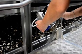 Ręce montujące odłączalny napęd elektryczny do wózka do grzybów NEWTON